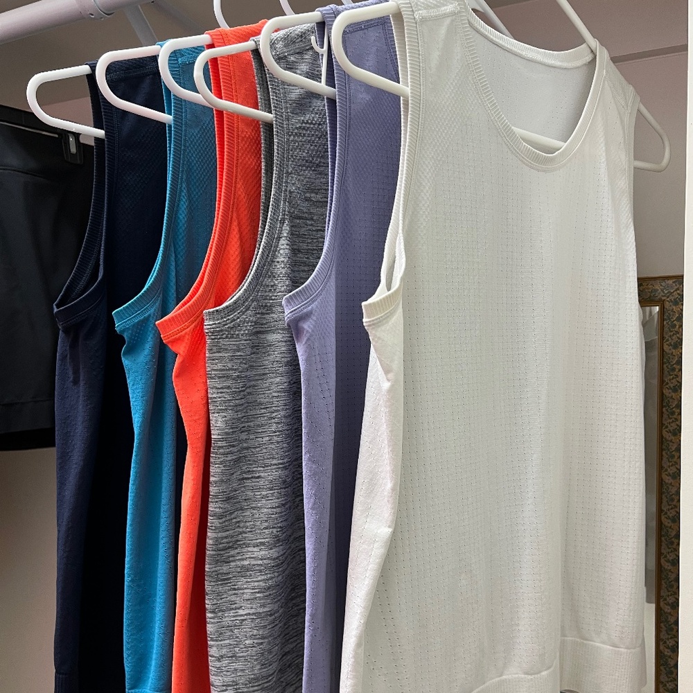 6 ATHLETA- IN MOTION SEAMLESS TANKS - size M